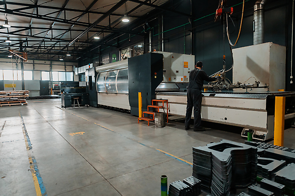 포토 JPG 해외이미지 전신 남자 산업 공장 실내 한명 성인 뒷모습 기계 장비 기술자 엔지니어 성인남자한명만 해외포토 직업 1 뷰포인트 공업 사람 내부 남자한명만 성인남자만 파일형식 이미지허브