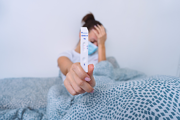 포토 JPG 해외이미지 건강 가면 한명 약 고통 시험 표현 잡기 호흡기관 바이러스 결과 질병 속도 긍정 감염 조립 전염병 해외포토 1 교육 감정 컨셉 의학 모션 사람 장기_의학 파일형식 이미지허브