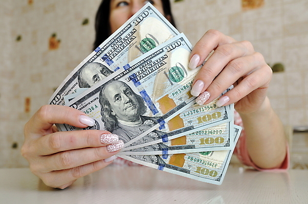 포토 JPG 해외이미지 컨셉 지폐 돈 비즈니스 성공 관리 한명 사람 금융 달러 미국 저축 업무 재산 손톱관리 손톱 투자 러시아 뇌물 계산서 월급 러시아인 부정부패 위기 카운트 파멸 무너짐 해외포토 서양인 1 손 유럽 북아메리카 모션 경제 작업 네일아트 파일형식 소멸 이미지허브