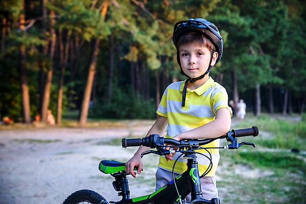 포토 JPG 해외이미지 백인 라이프스타일 공원 남자 행복 도로 길 어린이 스포츠 십자가 자국 자연 휴가 건강 한명 미소 사람 소년 야외 여름 자전거 봄 기쁨 승차 숲 작음 순환 걸음마 라이더 바이킹 해외포토 서양인 1 계절 공공시설 감정 교통시설 모션 표정 생활 바이크 크기 생태계 파일형식 이미지허브