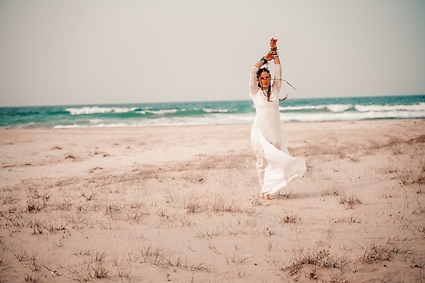 포토 JPG 해외이미지 모델 라이프스타일 드레스 여자 행복 모래 바다 결혼 백그라운드 장신구 자연 하늘 관리 한명 사람 앉기 성인 야외 물 뷰티 유행 자유 흰색 뜨개질 선탠 은색 정상 보석 부족 내추럴 무료 히피 스타일 세련 해외포토 자연요소 1 옷 감정 컬러 컨셉 모션 이벤트 취미 생활 광석 생태계 파일형식 이미지허브