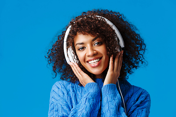포토 JPG 해외이미지 응시 여자 흑인 실내 한명 웃음 상반신 성인 앞모습 파란색 헤드셋 음악감상 즐거움 성인여자한명만 해외포토 서양인 1 시선 감정 뷰포인트 컬러 음향기기 표정 사람 내부 헤드폰 감상 여자한명만 성인여자만 파일형식 이미지허브