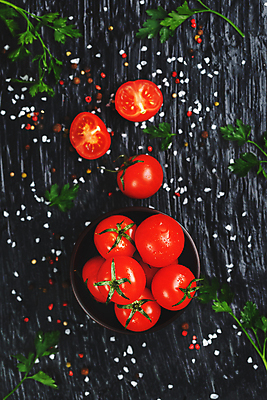 포토 JPG 해외이미지 토마토 방울토마토 검은배경 단면 실내 사람없음 하이앵글 소금 해외포토 뷰포인트 백그라운드 채소 내부 검은색 파일형식 이미지허브