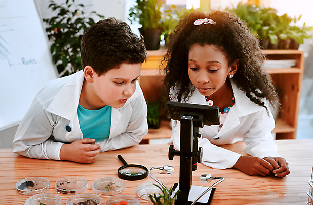 포토 JPG 해외이미지 여자 남자 어린이 함께함 실내 실험 소년 상반신 두명 앞모습 친구 우정 관찰 집중 어린이만 해외포토 뷰포인트 컨셉 관계 모션 사람 내부 파일형식 이미지허브