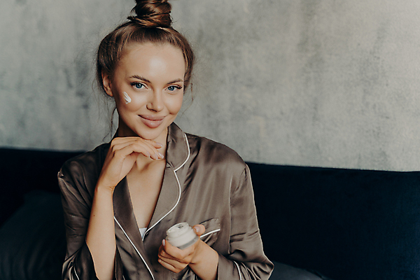 포토 JPG 해외이미지 손 응시 여자 행복 유럽 얼굴 컨셉 신체 아침 아파트 주택 건강 한명 미소 앉기 치료 소파 햇빛 뷰티 화장품 침실 방 촉촉함 기상 침대 잡기 잠 주름 피부 크림 피부관리 만들기 돌봄 보습 샤워실 취침시간 노화 스타일 신청 해외포토 주간 1 시선 감정 나라 가구 의자 의학 모션 표정 사람 건물 신체부위 태양 젖음 샤워시설 파일형식 이미지허브