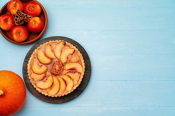 포토 JPG 해외이미지 디저트 실내 사람없음 하이앵글 사과 파란배경 애플파이 카피스페이스 해외포토 음식 뷰포인트 백그라운드 과일 내부 파란색 공백 파이_빵 파일형식 이미지허브