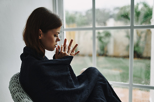 포토 JPG 해외이미지 여자 의자 스트레스 한명 앉기 상반신 성인 옆모습 아웃포커스 손들기 고통 깍지 창가 성인여자한명만 해외포토 1 감정 뷰포인트 가구 창문 모션 촬영기법 사람 손짓 여자한명만 성인여자만 파일형식 이미지허브