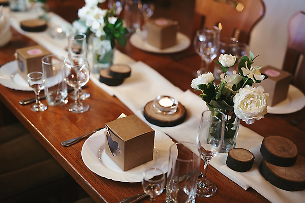 포토 JPG 해외이미지 접시 꽃 포크 초 촛불 잔 사람없음 상자 화려 나이프 나무기둥 결혼소품 웨딩테이블 해외포토 식물 식기 결혼 컨셉 탁자 칼 오브젝트 파일형식 이미지허브