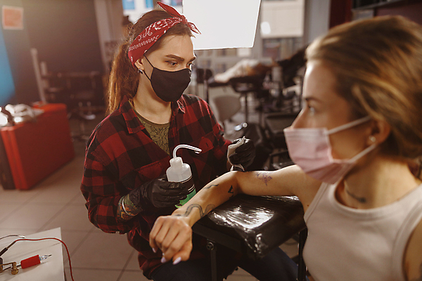 포토 JPG 해외이미지 디자인 여자 의자 실내 마스크 미술 들기 앉기 상반신 성인 두명 앞모습 옆모습 그리기 문신 고객 예술가 닦기 소독제 타투이스트 성인여자만 해외포토 직업 뷰포인트 가구 모션 문화예술 사람 내부 여자만 성인만 파일형식 이미지허브