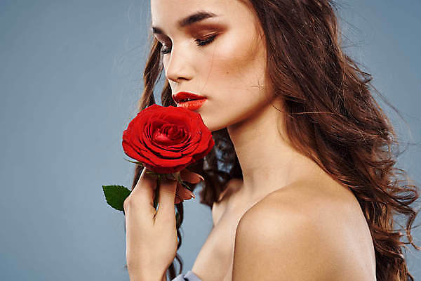 포토 JPG 해외이미지 백인 여자 포즈 한명 들기 상반신 성인 옆모습 화장 뷰티 장미 눈감음 성인여자한명만 해외포토 서양인 1 꽃 뷰포인트 모션 사람 여자한명만 성인여자만 파일형식 이미지허브