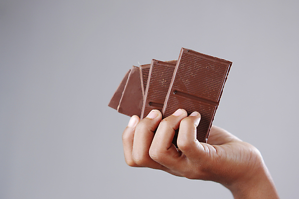 포토 JPG 해외이미지 손 조각 회색배경 디저트 들기 신체부위 초콜릿 해외포토 음식 백그라운드 모션 사람 회색 파일형식 이미지허브