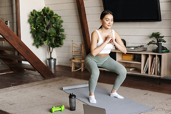 포토 JPG 해외이미지 전신 라이프스타일 여자 실내 한명 동양인 성인 앞모습 노트북 운동복 운동 눈감음 아령 매트 텀블러 성인여자한명만 스쿼트 홈트레이닝 해외포토 1 옷 뷰포인트 모션 건강 사람 인종 내부 생활 컵 전자제품 여자한명만 성인여자만 파일형식 운동자세 이미지허브
