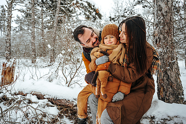 포토 JPG 해외이미지 주간 여자 남자 행복 어린이 겨울 가족 포옹 함께함 웃음 소년 상반신 성인 야외 앞모습 세명 화목 눈 숲속 겨울옷 눈덮임 해외포토 자연요소 옷 계절 감정 뷰포인트 컨셉 관계 안기 날씨 표정 사람 숲 파일형식 이미지허브