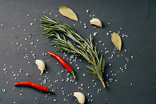 포토 JPG 해외이미지 식재료 회색배경 실내 마늘 사람없음 향신료 홍고추 로즈메리 굵은소금 월계수 해외포토 백그라운드 채소 고추 내부 회색 허브 소금 향미료 파일형식 이미지허브