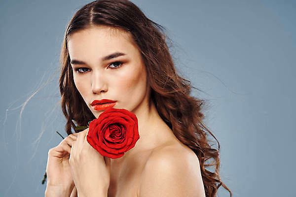 포토 JPG 해외이미지 백인 응시 여자 포즈 한명 들기 상반신 성인 옆모습 화장 뷰티 장미 성인여자한명만 해외포토 서양인 1 시선 꽃 뷰포인트 모션 사람 여자한명만 성인여자만 파일형식 이미지허브