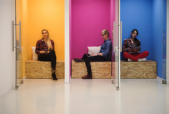 포토 JPG 해외이미지 전신 여자 벽 들기 앉기 성인 세명 노트북 스마트폰 태블릿 사무실 타이핑 업무 비즈니스우먼 성인여자만 해외포토 비즈니스 모션 사람 전자제품 핸드폰 스마트기기 작업 직장인 여자만 성인만 파일형식 이미지허브