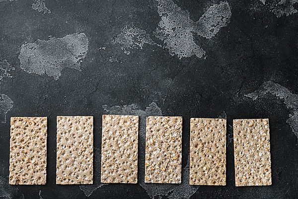 포토 JPG 해외이미지 검은배경 실내 사람없음 하이앵글 크래커 일렬 카피스페이스 호밀크래커 해외포토 뷰포인트 백그라운드 내부 쿠키 검은색 공백 파일형식 이미지허브