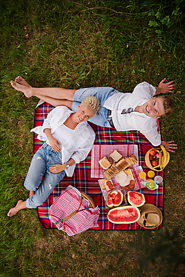 포토 JPG 해외이미지 주간 전신 라이프스타일 커플 공원 여자 남자 행복 휴식 함께함 미소 앉기 성인 야외 두명 앞모습 하이앵글 소풍 돗자리 소풍바구니 성인만 해외포토 자연요소 공공시설 감정 뷰포인트 컨셉 관계 모션 표정 사람 생활 야외활동 바구니 파일형식 이미지허브