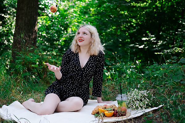 포토 JPG 해외이미지 주간 공원 여자 행복 음료 음식 과일 자연 휴식 한명 야외 금발 소풍 맑음 식사 봄 자유 흰색 축하 숲 레모네이드 세대 점심식사 소다 카피스페이스 해외포토 자연요소 1 헤어스타일 계절 공공시설 감정 컬러 컨셉 날씨 사람 야외활동 공백 생태계 에이드 파일형식 이미지허브