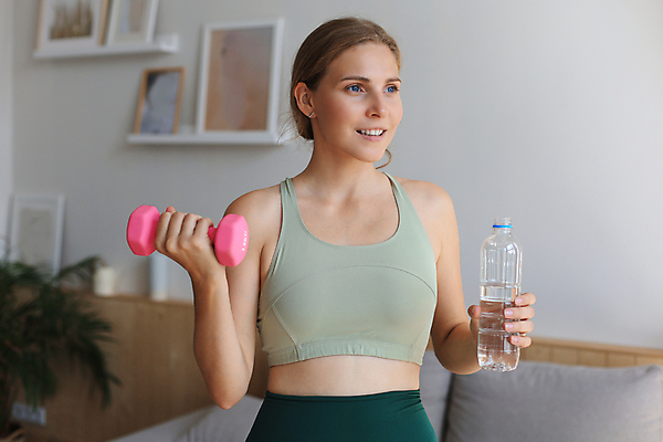 포토 JPG 해외이미지 백인 라이프스타일 응시 여자 실내 한명 들기 상반신 성인 앞모습 운동복 운동 아령 페트병 성인여자한명만 홈트레이닝 해외포토 서양인 1 시선 옷 뷰포인트 모션 건강 사람 내부 생활 병_담는 여자한명만 성인여자만 파일형식 이미지허브
