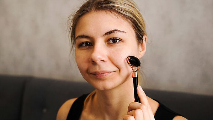 포토 JPG 해외이미지 모델 외관 응시 여자 행복 얼굴 백그라운드 신체 건강 한명 사람 성인 치료 뷰티 갈색 신선 마사지 매끈함 피부 롤러 목 스킨케어 내추럴 순서 돌봄 리프팅 해외포토 1 시선 감정 컬러 의학 모션 신체부위 감각 파일형식 이미지허브