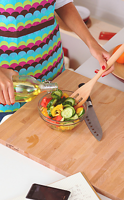 포토 JPG 해외이미지 백인 라이프스타일 접시 여자 행복 음식 토마토 채소 탁자 주방용품 주택 실내 건강 요리 한명 미소 컬러풀 주방 숟가락 식사 앞치마 기쁨 샐러드 흰색 기구 신선 혼합 먹기 준비 채식 내추럴 섞기 채식주의자 해외포토 서양인 1 식기 감정 컬러 가구 생활용품 모션 수저 표정 사람 내부 건물 생활 파일형식 이미지허브