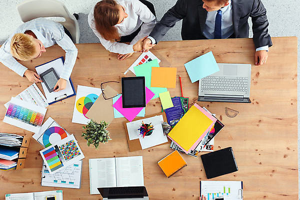 포토 JPG 해외이미지 백인 직업 응시 여자 남자 종이 비즈니스 사업가 통신 탁자 성공 협력 설계 노동자 직장 실내 미소 사람 앉기 정장 20대 성인 세명 30대 노트북 사무실 펜 카메라 흰색 업무 비즈니스맨 비즈니스우먼 자신감 그룹 문서 해외포토 서양인 시선 옷 감정 컬러 가구 컨셉 회사 모션 표정 청년 내부 장년 전자제품 필기구 작업 직장인 파일형식 이미지허브