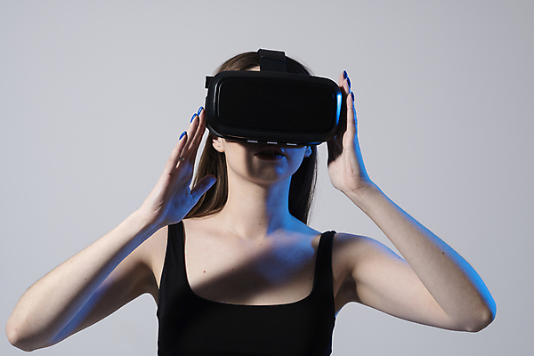 포토 JPG 해외이미지 여자 한명 상반신 성인 앞모습 잡기 스마트 하이테크 착용 웨어러블 가상현실 성인여자한명만 오큘러스 VR기기 해외포토 1 뷰포인트 컨셉 모션 기술 사람 기계 여자한명만 성인여자만 파일형식 이미지허브