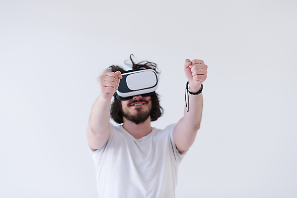 포토 JPG 해외이미지 남자 미래 한명 손짓 상반신 성인 앞모습 흰색 성인남자한명만 VR기기 해외포토 1 뷰포인트 컬러 컨셉 모션 사람 기계 가상현실 남자한명만 성인남자만 파일형식 이미지허브