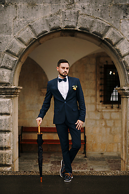 포토 JPG 해외이미지 전신 서양인 남자 신랑 우산 결혼식 한명 정장 성인 야외 앞모습 성인남자한명만 웨딩촬영 해외포토 외국인 1 옷 뷰포인트 결혼 사람 기념사진 남자한명만 성인남자만 파일형식 이미지허브