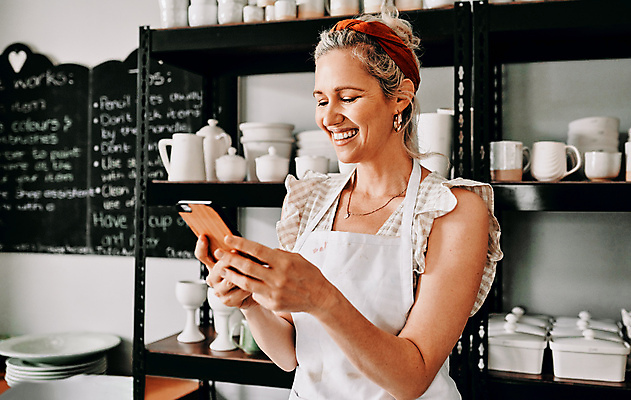포토 JPG 해외이미지 그릇 여자 행복 선반 한명 들기 상반신 성인 옆모습 스마트폰 칠판 앞치마 도자기 작업실 도예가 성인여자한명만 해외포토 직업 1 식기 감정 뷰포인트 가구 모션 사람 핸드폰 스마트기기 여자한명만 성인여자만 파일형식 이미지허브