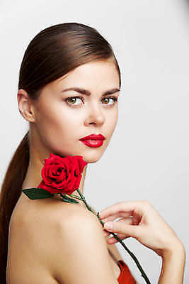 포토 JPG 해외이미지 백인 응시 여자 포즈 한명 들기 상반신 성인 옆모습 화장 뷰티 장미 성인여자한명만 해외포토 서양인 1 시선 꽃 뷰포인트 모션 사람 여자한명만 성인여자만 파일형식 이미지허브