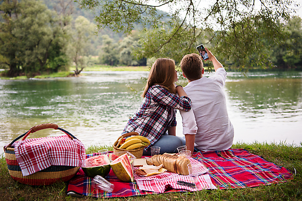 포토 JPG 해외이미지 주간 전신 라이프스타일 커플 공원 여자 남자 행복 휴식 함께함 미소 들기 앉기 성인 야외 두명 옆모습 뒷모습 스마트폰 강 소풍 셀프카메라 돗자리 소풍바구니 성인만 해외포토 자연요소 공공시설 감정 뷰포인트 컨셉 관계 모션 표정 사람 생활 핸드폰 스마트기기 야외활동 바구니 사진촬영 파일형식 이미지허브