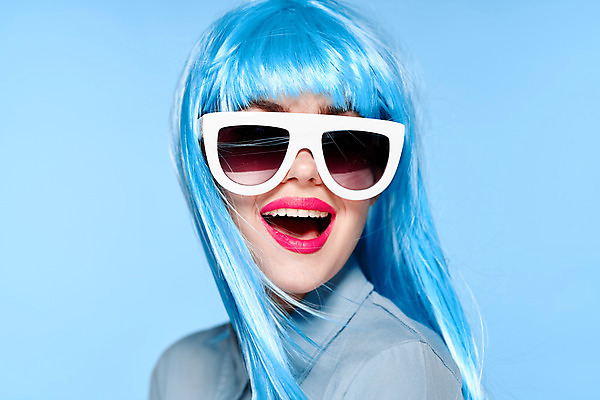 포토 JPG 해외이미지 여자 하늘색 입벌림 한명 상반신 성인 옆모습 선글라스 가발 성인여자한명만 힙스터 해외포토 1 패션 안경 뷰포인트 표정 사람 파란색 여자한명만 성인여자만 파일형식 이미지허브