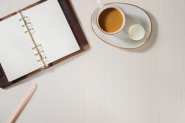 포토 JPG 해외이미지 커피 디저트 실내 사람없음 하이앵글 연필 다이어리 달콤 흰배경 마카롱 카피스페이스 해외포토 음료 음식 뷰포인트 백그라운드 학용품 내부 필기구 사무용품 공백 흰색 맛 파일형식 이미지허브