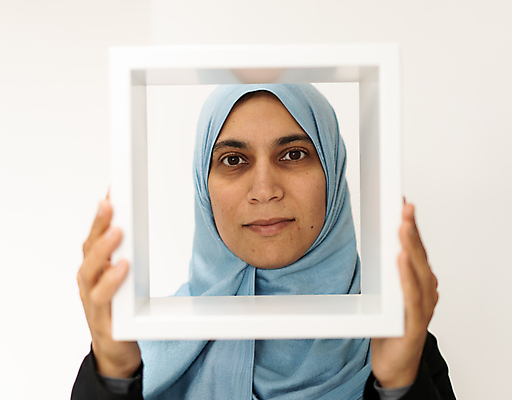 포토 JPG 해외이미지 응시 여자 교육 행복 얼굴 40대 창문 상상 프레임 실내 관리 한명 미소 사람 성인 뷰티 머리 잡기 아내 업무 이슬람교 정사각형 라마단 아랍어 프리랜서 카피스페이스 해외포토 도형 직업 1 시선 감정 종교 중년 모션 표정 내부 신체부위 공백 작업 파일형식 이미지허브