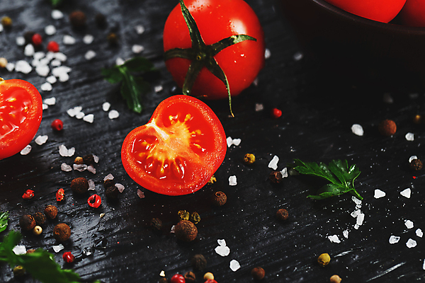 포토 JPG 해외이미지 토마토 방울토마토 검은배경 단면 실내 근접촬영 사람없음 소금 통후추 해외포토 뷰포인트 백그라운드 채소 내부 검은색 후추 파일형식 이미지허브