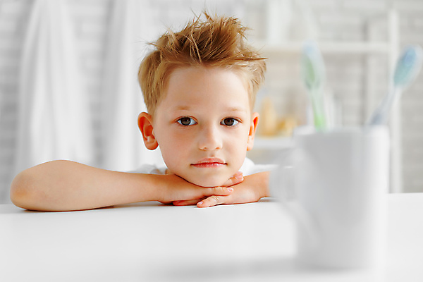 포토 JPG 해외이미지 서양인 응시 남자 어린이 실내 한명 소년 상반신 앞모습 아웃포커스 기댐 턱괴기 소프트포커스 화장실 양치컵 소년한명만 해외포토 외국인 1 시선 뷰포인트 모션 촬영기법 사람 내부 컵 양치 남자한명만 소년만 파일형식 이미지허브