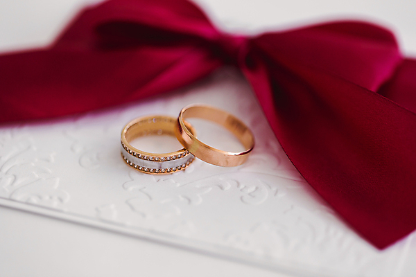 포토 JPG 해외이미지 문양 리본 사람없음 빨간색 흰색 화려 결혼반지 결혼소품 해외포토 컬러 결혼 컨셉 반지 오브젝트 파일형식 이미지허브