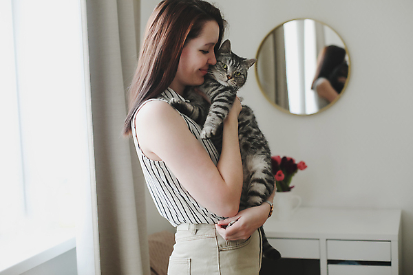 포토 JPG 해외이미지 라이프스타일 여자 여유 안기 휴식 한명 미소 상반신 성인 일상 반려동물 고양이 거울 소프트포커스 성인여자한명만 해외포토 동물 1 감정 컨셉 포유류 모션 촬영기법 표정 사람 라이프 생활 여자한명만 성인여자만 파일형식 이미지허브