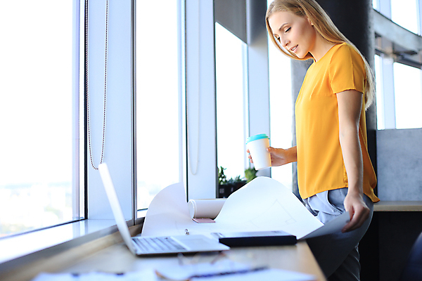 포토 JPG 해외이미지 백인 라이프스타일 응시 여자 포스터 비즈니스 사업가 청소년 그래프 설계 아이디어 실내 창조 한명 사람 노트북 자료 인포그래픽 작업 비즈니스우먼 작업장 전문직 계획 집중 분석 청사진 해결 심각 필기체 여자한명만 해외포토 서양인 직업 문자 1 시선 산업 컨셉 내부 생활 전자제품 직장인 여자만 파일형식 이미지허브