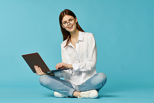 포토 JPG 해외이미지 전신 백인 응시 여자 하늘색 한명 미소 들기 앉기 성인 앞모습 노트북 컴퓨터 타이핑 성인여자한명만 안경낌 해외포토 서양인 1 시선 안경 뷰포인트 모션 표정 사람 파란색 전자제품 여자한명만 성인여자만 파일형식 이미지허브