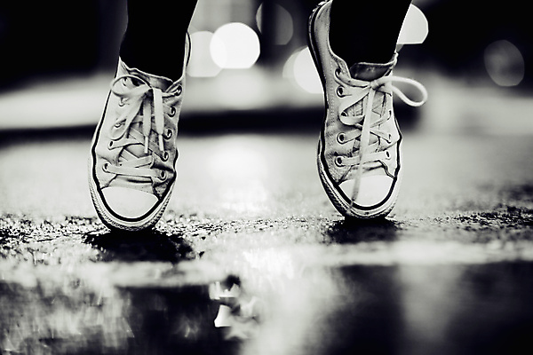 포토 JPG 해외이미지 발 흑백 야외 아웃포커스 신체부위 스니커즈 까치발 해외포토 운동화 촬영기법 사람 파일형식 이미지허브