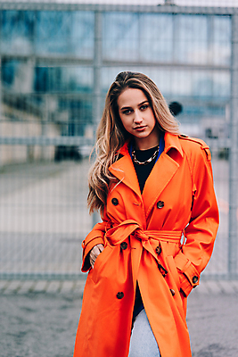 포토 JPG 해외이미지 백인 모델 라이프스타일 응시 옷 여자 포즈 오렌지 거리 한명 야외 청춘 컬러풀 금발 유행 봄 코트 가을 도시 화려 고급 우아함 내추럴 스타일 해외포토 서양인 1 헤어스타일 시선 계절 컬러 컨셉 과일 사람 생활 외투 파일형식 이미지허브