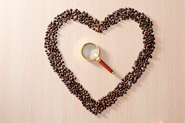 포토 JPG 해외이미지 돋보기 실내 사람없음 하이앵글 원두 하트 나무배경 해외포토 모양 커피 뷰포인트 백그라운드 내부 파일형식 이미지허브