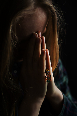 포토 JPG 해외이미지 손가락 관리 한명 내부 금발 머리 유행 희망 힘 고통 기도 무서움 전쟁 우크라이나 노화 해외포토 1 헤어스타일 손 감정 유럽 컨셉 사람 신체부위 파일형식 이미지허브