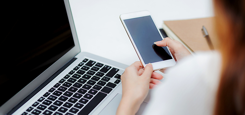 포토 JPG 해외이미지 직업 라이프스타일 배너 응시 여자 인터넷 비즈니스 통신 모바일 주택 관리 한명 사람 성인 노트북 스마트폰 핸드폰 컴퓨터 사무실 우주 디지털 스크린 모니터 공책 공백 터치 타이핑 키보드 업무 비즈니스우먼 네트워크 작업실 메시지 어플리케이션 전화기 스마트 프리랜서 목업 해외포토 1 시선 컨셉 문구용품 건물 생활 전자제품 스마트기기 작업 직장인 파일형식 이미지허브