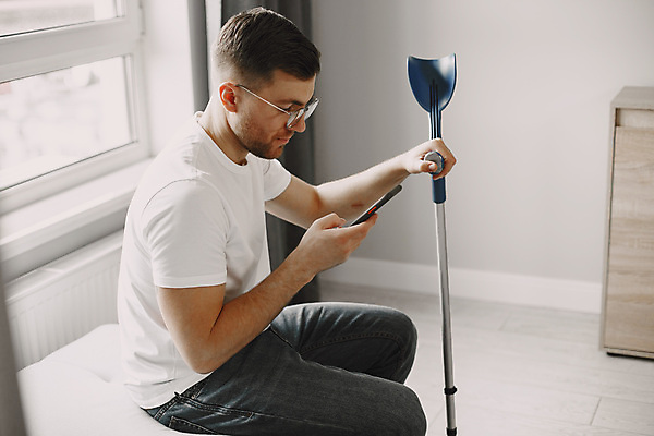 포토 JPG 해외이미지 백인 남자 행복 감정 의자 통신 응원 아파트 주택 실내 건강 대화 한명 미소 사람 앉기 성인 가로 스마트폰 핸드폰 햇빛 장비 잡기 도움 장애인 사건 종업원 사이버 붕대 골절 양발 치유 프리랜서 혼자 해외포토 서양인 직업 1 가구 컨셉 의학 모션 표정 말하기 내부 건물 전자제품 스마트기기 태양 장애 파일형식 이미지허브