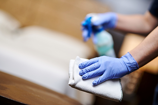 포토 JPG 해외이미지 직업 라이프스타일 여자 가구 장갑 컨셉 유니폼 가사 탁자 호텔 아파트 주택 실내 한명 안전 사람 내부 청결 침실 방 흰색 침대 바이러스 고급 보호 청소 직원 서비스 분무기 걸레 가정부 다락방 카피스페이스 해외포토 1 잡화 옷 컬러 생활용품 숙소 건물 생활 공백 위생 청소도구 파일형식 이미지허브