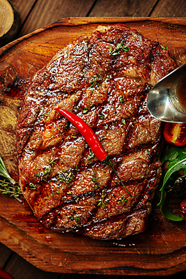 포토 JPG 해외이미지 서양음식 실내 스테이크 비프스테이크 사람없음 나무받침 나무배경 해외포토 음식 백그라운드 내부 목재 소고기 받침대 파일형식 이미지허브